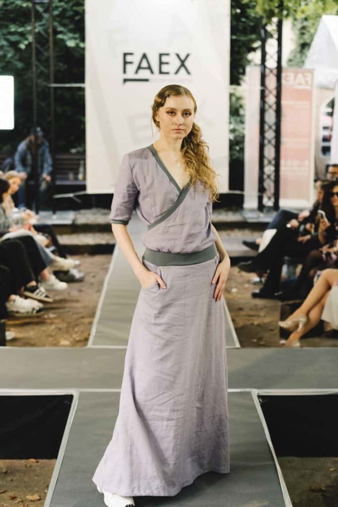 Laufstegmodell in fliederfarbenem Wickelkleid von BLAUCRAUT