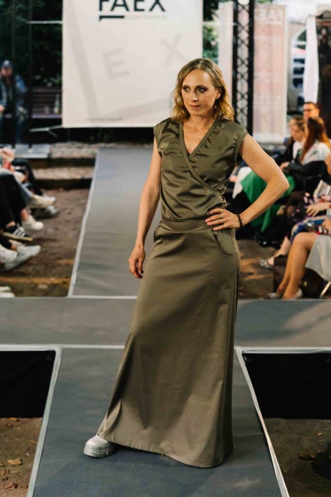 Laufstegmodell in khakifarbenem ärmellosen Kleid von BLAUCRAUT