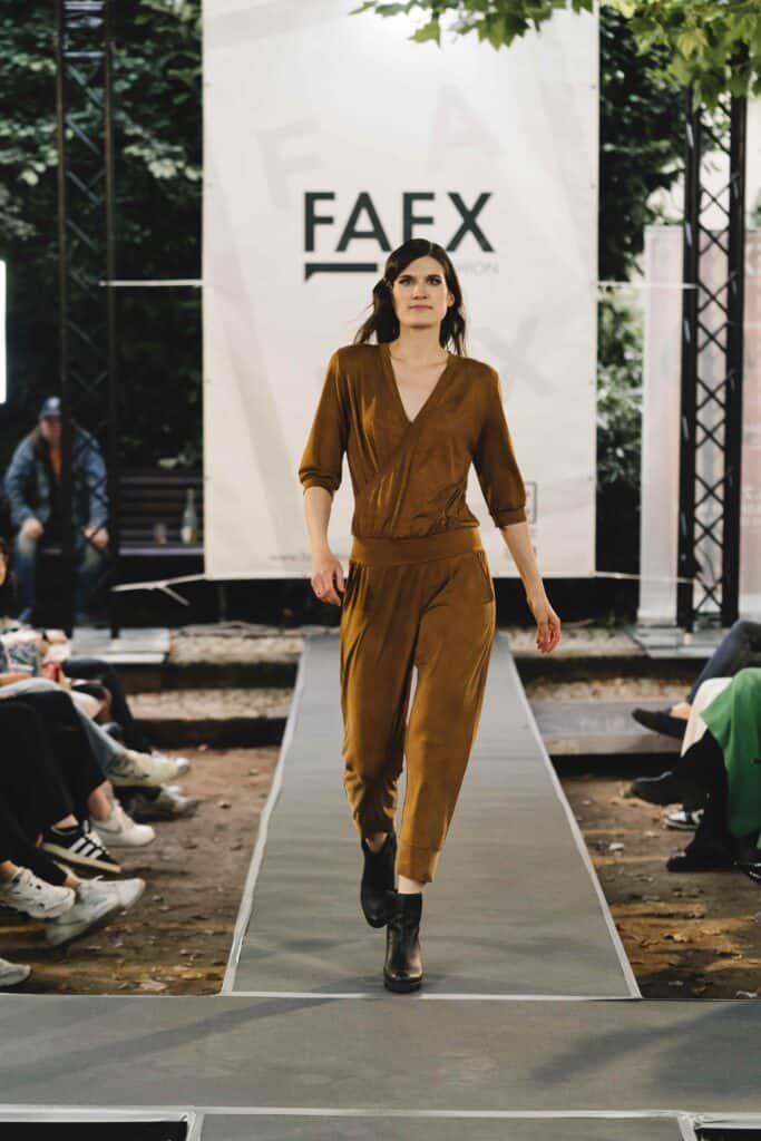 Laufstegmodell in rostbraunem Jumpsuit von BLAUCRAUT