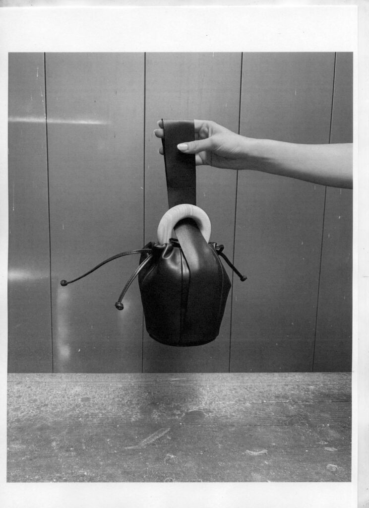 Handtasche mit rundem Holzgriff und Lederstruktur von Lena Psenner