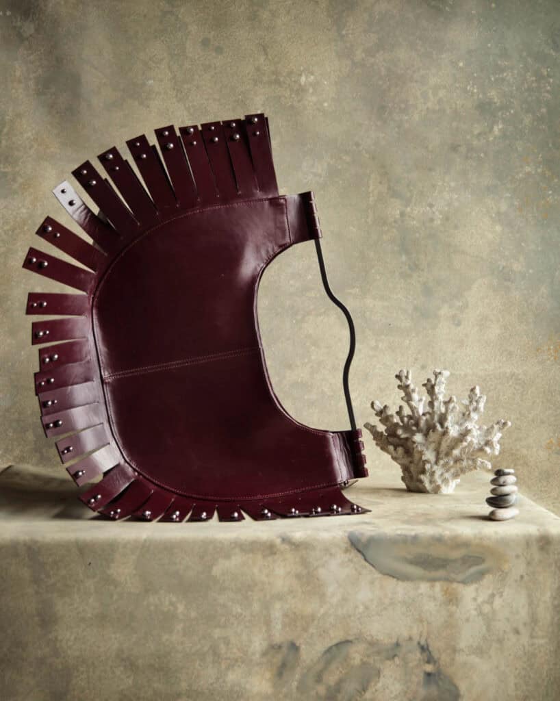 Avantgardistische Ledertasche mit grafischen Cut-outs von Tung Trinh